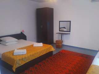 Гостиница 1000 Stars Hotel Судак Двухместный номер с двуспальной кроватью и дополнительной кроватью-4